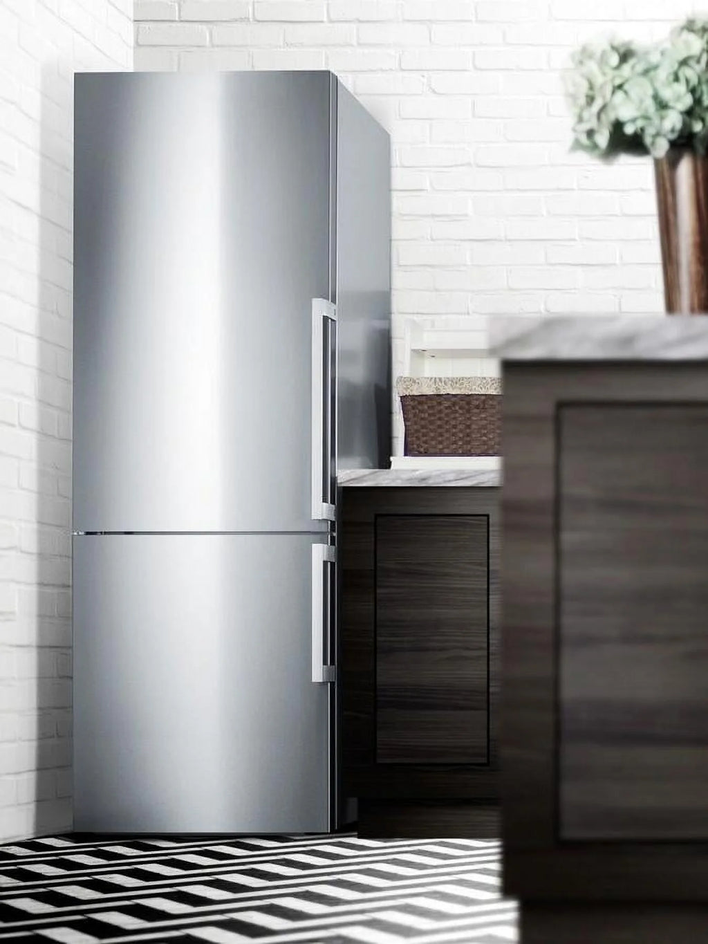 28 Energy Star Bottom Freezer Refrigerator with 16.4 cu. ft. Capacity in Stainless Steel L4572
