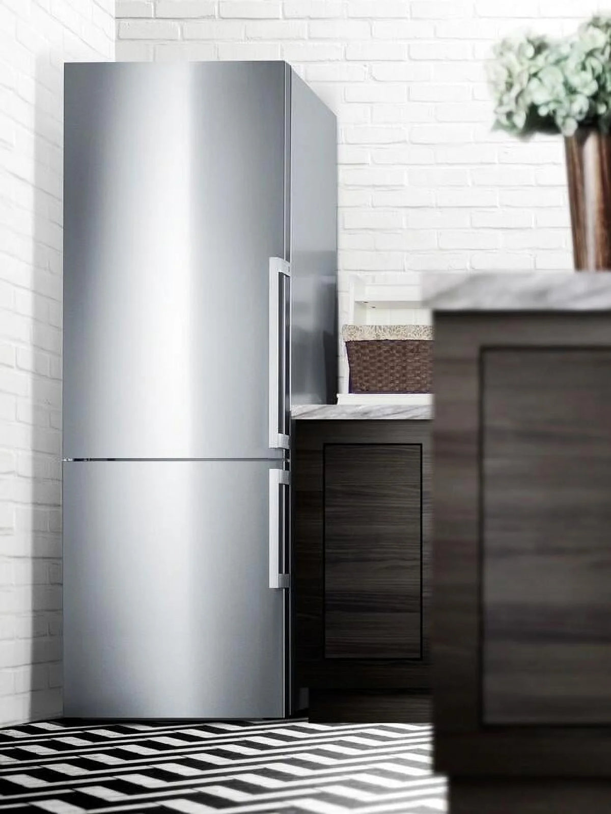 28 Energy Star Bottom Freezer Refrigerator with 16.4 cu. ft. Capacity in Stainless Steel L4572